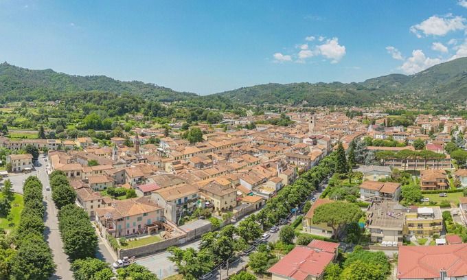 Camaiore Villa | Stunning villa for 5 people with WIFI, TV, terrace, pets allowed and parking