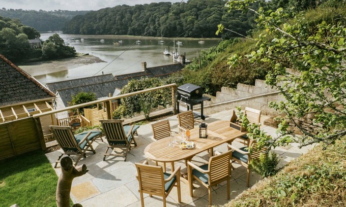 Truro House | Stunning villa for 5 people with WIFI, hot tub, TV, terrace and pets allowed