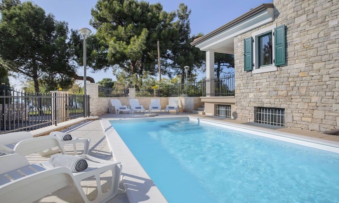 Basanija House | Stunning villa for 8 people with A/C, WIFI, private pool, TV and terrace