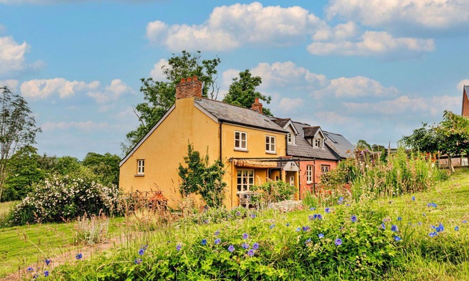 Monmouth House | Stunning villa for 8 guests with hot tub, WIFI, terrace and pets allowed