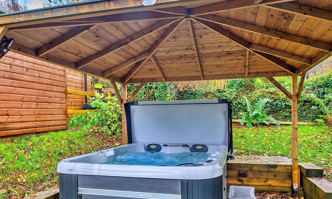 Dolwyddelan House | Stunning villa for 5 guests with hot tub, WIFI and TV