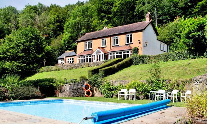 Redbrook House | Stunning villa for 14 people with private pool, WIFI, terrace and pets allowed