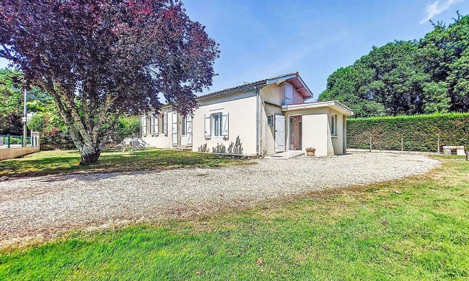 Saint-Christoly-Medoc House | Stunning villa for 5 people with WIFI, TV, terrace, pets allowed and parking