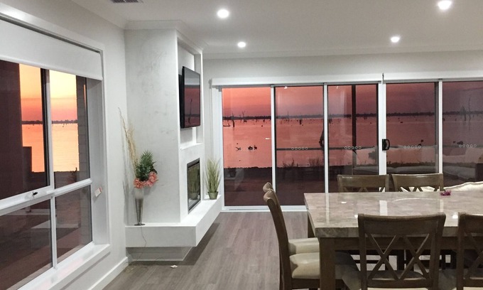 Yarrawonga House | Stunning waterfront home situated amid the Black Bull Golf Course & Sebel Resort