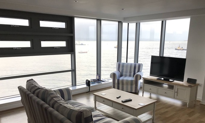 Newhaven Apartment | Stunning waterfront luxury apartment