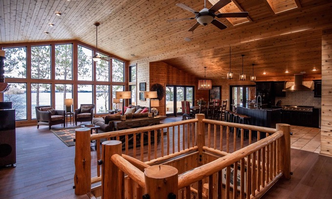 Hayward Cabin | Stunning Waterfront Modern Cabin inNational Forest Saturday/Saturday Wkly Rental