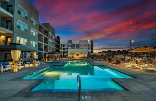 Glendale Sports and Entertainment District Apartment | Stunning Westgate CozySuites by stadium with pool 5