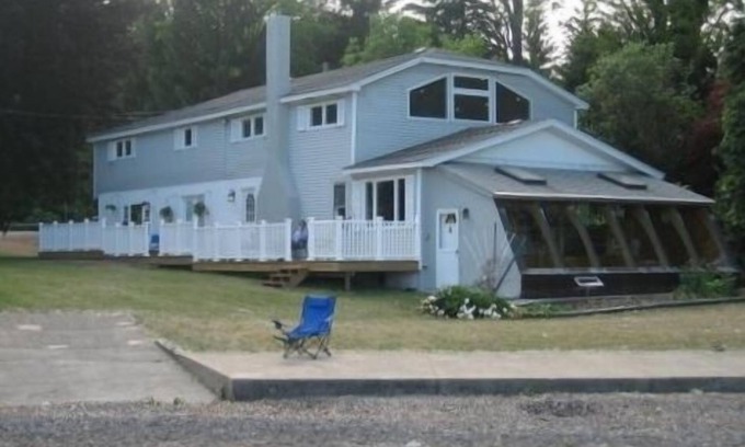 Auburn House | STUNNING WINE COUNTRY LAKE HOUSE, NICEST ON OWASCO LAKE