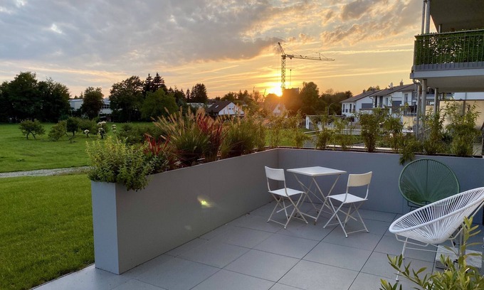 Waggershausen Apartment | Stylisches Ferienappartement mit Blick ins Grün: Terrasse und Wiese