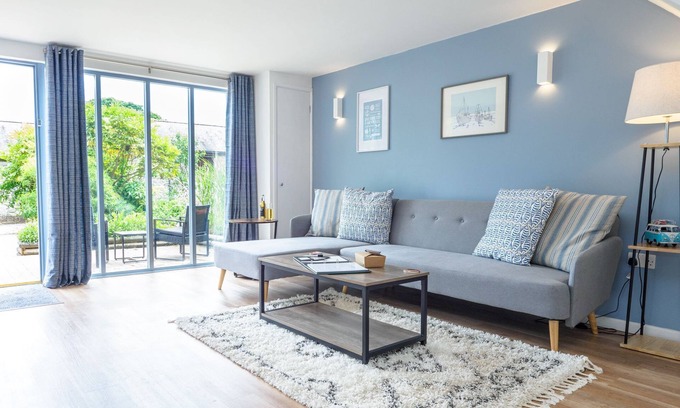Falmouth Cottage | Stylish 1 bed property with shared pool/hot tub nr Falmouth/Helford River