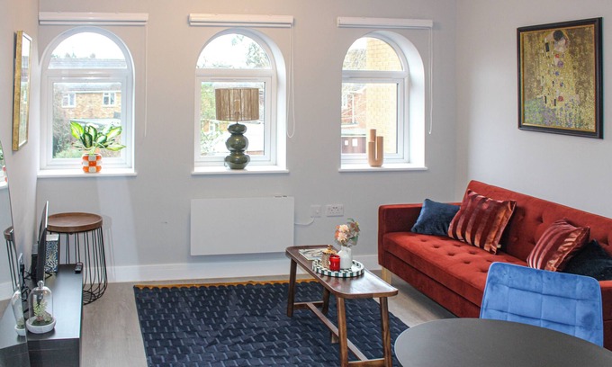 Slough Apartment | Stylish 1-Bedroom Apartment in Slough with Parking