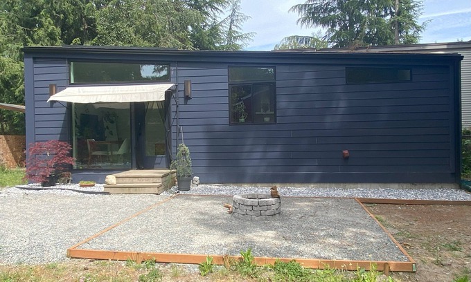 Bitter Lake Cottage | Stylish 1-bedroom casita in Seattle with AC