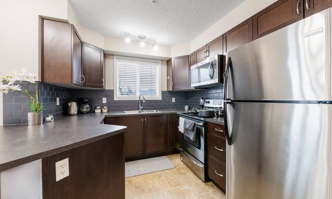 Southeast Edmonton Apartment | Stylish 2 Bdrm free Wifi Netflix Disney+ UGprkg