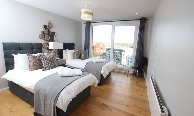 Watford Town Centre Apartment | Stylish 2 Bed/2 Bath Flat with secure parking