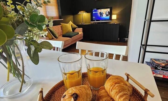 Witney Apartment | Stylish 2 Bed in Witney, Parking & Dog-Friendly!