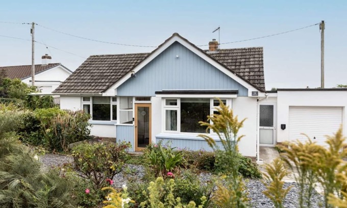 Braunton House | Stylish 2 bed, pet-friendly coastal retreat