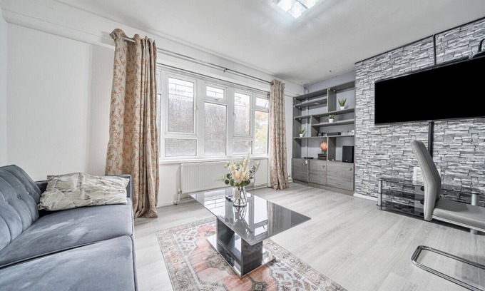 Greenwich West Apartment | Stylish 2-bedroom flat with fast links to Canary Wharf & the City