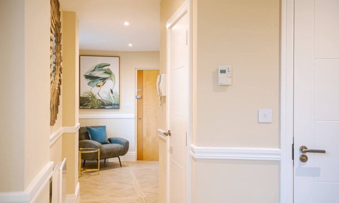 Turnham Green Apartment | Stylish 2-Bedroom Apartment in the heart of Chiswick, London