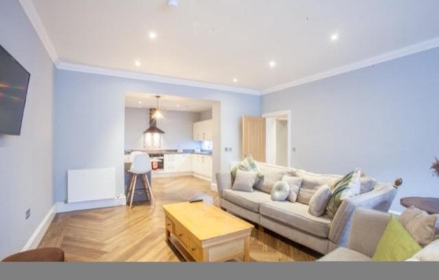 Kelvinbridge Apartment | Stylish 2 Bedroom Apartment In Park Circus, West End
