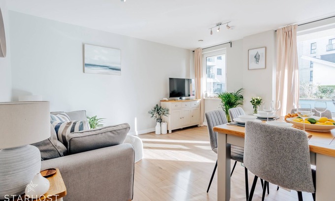 Southampton City Centre Apartment | Stylish 2 bedroom apartment on Ocean Village marina