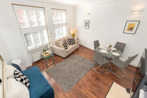 Royal Borough of Kensington and Chelsea Apartment | Stylish 2-Bedroom Getaway in Londons Central Hub in the Heart of Kensington High Street
