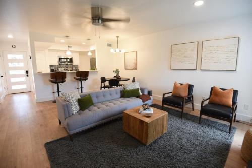 Tanglewood Forest House | Stylish 2 suite condo minutes to food, music, fun