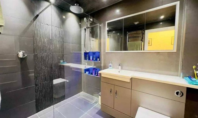 Copers Cope Apartment | Stylish 2BD Flat with Parking, Beckenham