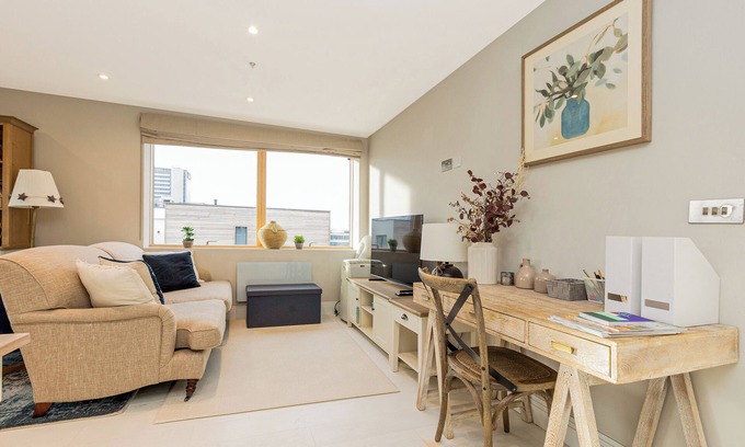 Turnham Green Apartment | Stylish 2BR flat, 6 min Chiswick Park tube