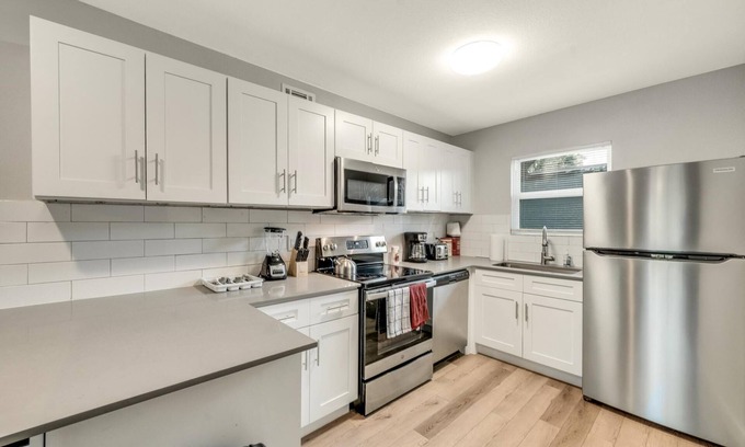 Hyde Park Apartment | Stylish 2BR Near UT Hyde Park Evonify