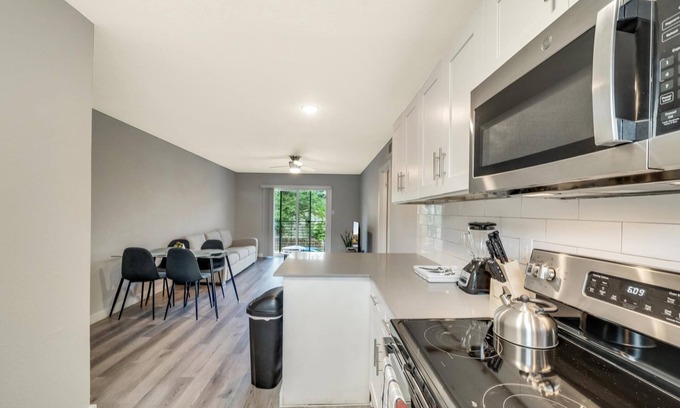 Hyde Park Apartment | Stylish 2BR Near UT Hyde Park Evonify