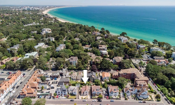 Canford Cliffs House | Stylish 3 bed House in Canford Cliffs 5 mins to beach