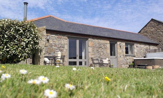 St Ives Cottage | Stylish 3-bedroom Brea Cottage at Beersheba - with hot-tub & close to beaches