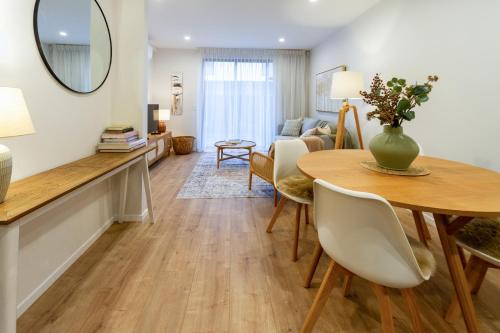 Merivale Apartment | Stylish 3 Bedroom Home in Prime City with Garage