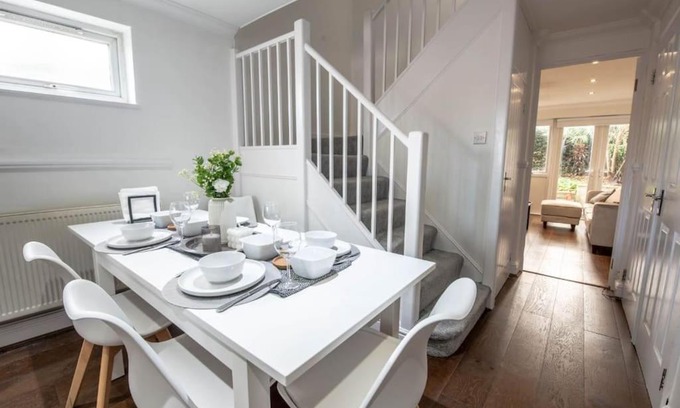 Streatham Hill House | Stylish 3 Bedroom House close to Streatham Hill station