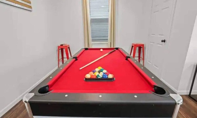 Downtown Indianapolis House | Stylish 3-Bedroom Home with Pool Table, Private Parking, and Prime Location in Downtown Indianapolis