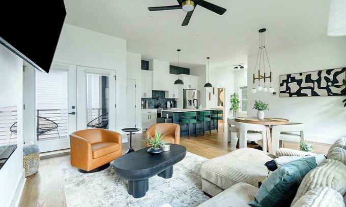 Mechanicsville Apartment | Stylish 3-Level Retreat | Rooftop Views + 2-Car Garage Near Downtown