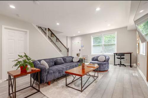 Washington House | Stylish 3BR Townhouse with Backyard,and Easy Parking