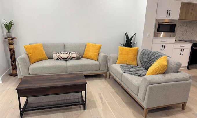 Northwest Edmonton House | Stylish 4 Bedroom 2.5 Bathroom