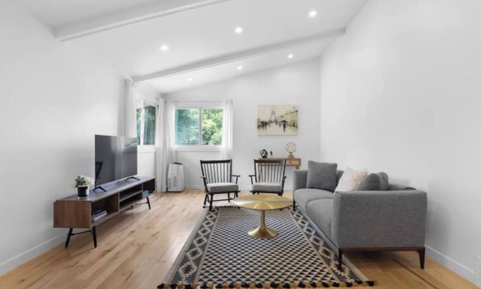 Brossard House | Stylish 4BR House close to DT