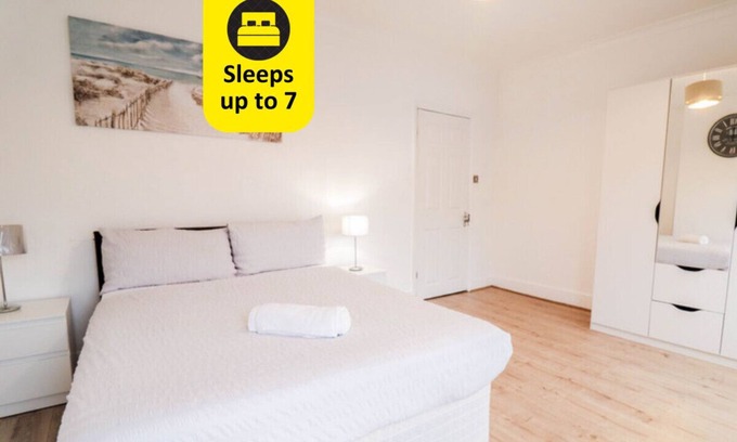 Enfield Lock House | Stylish 4BR Retreat in Enfield - with Free Parking