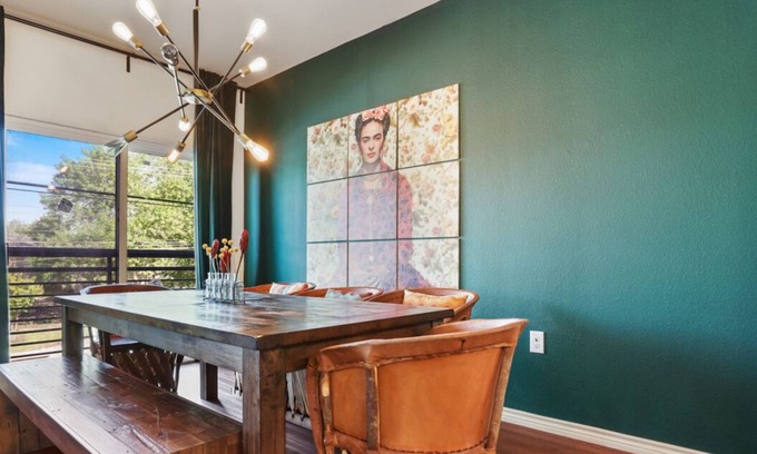 North Loop Apartment | Stylish 4BR with Smart TV and Free Garage Parking