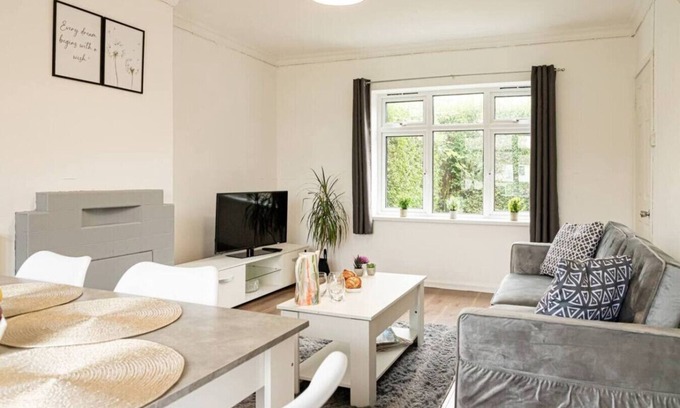 Banbury House | Stylish 5-Bed Home | Modern & Cozy Feel