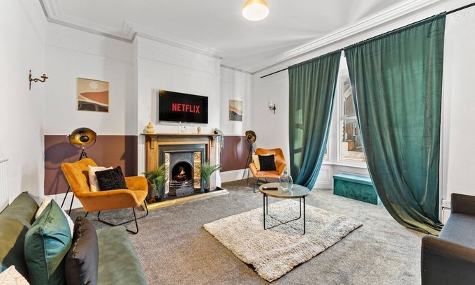 Loughborough House | Stylish 5 bed in Central Loughborough - Games Room