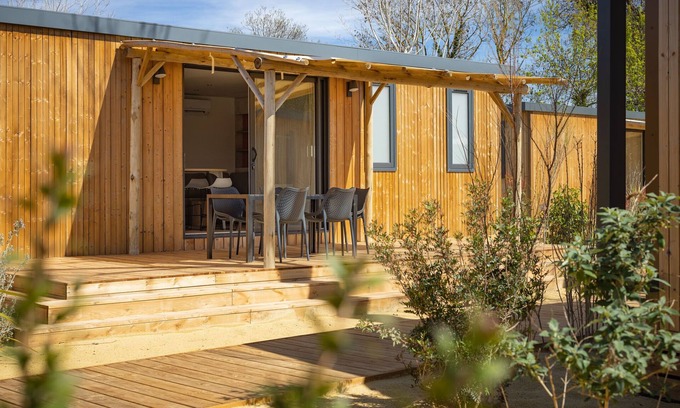 Le Grau-dʼAgde Ski Chalet | Stylish Agde Chalet| Pool