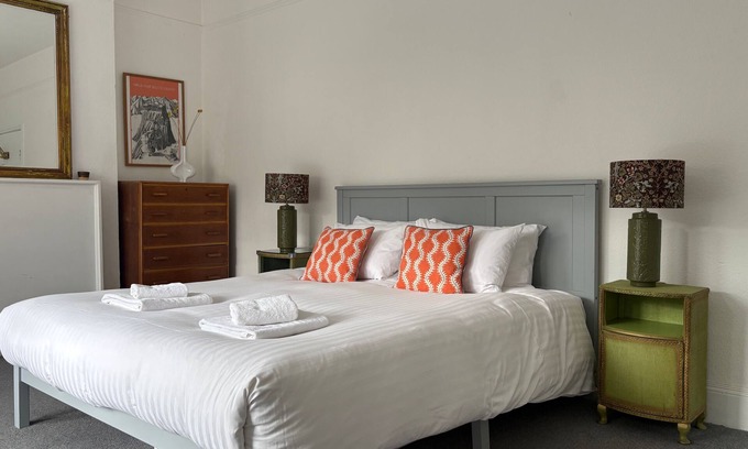 Brent Apartment | Stylish and comfy flat with two large bedrooms, close to Notting Hill