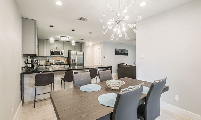 Spring Branch East House | Stylish and cozy~ springbranch.