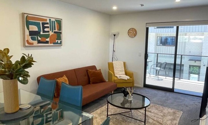 Mount Albert House | Stylish and Sleek Auckland Stay