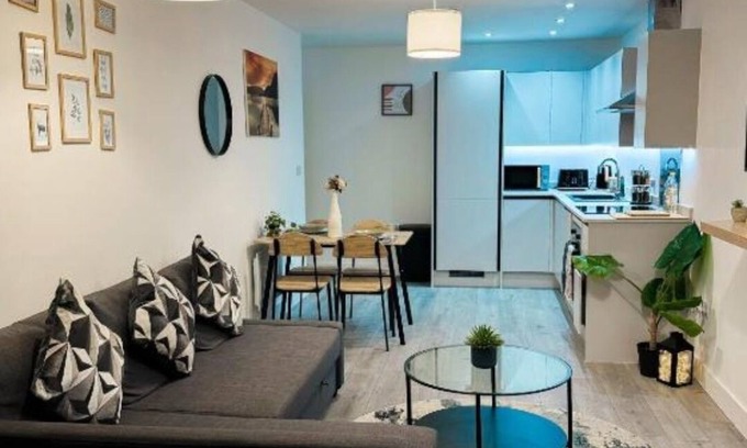 Hemel Hempstead Apartment | Stylish Apartment with Balcony-Hemel HempsteadTown Centre/City View,FREE Parking