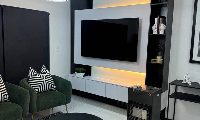 Douglasdale Apartment | Stylish Apartment near Monte Casino
