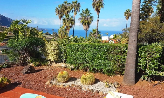 Los Realejos Apartment | Stylish apartment with a panoramic view of the sea, the coast & the mountains